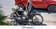Violento choque en Albardón: un motociclista salió despedido y sufrió heridas