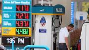 Trump lanza estrategia con una ley de 100 años para frenar alza en precio de la gasolina