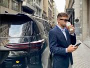 De comprar un reloj de 45 mil dólares y buscar un Rolex sin factura a pedir custodia en Ezeiza: los ostentosos movimientos de Novelli el día antes de lanzar $LIBRA