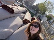 Necesitaba una alfombra para su casa y encontró la de los últimos Óscar en la basura: Solo se usó por una noche