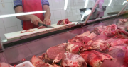 Tras semanas con subas y bajas, cuáles son los precios de la carne vacuna, el cerdo y el pollo en la Feria de la Capital
