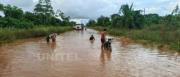 Colapso vial en Faja Norte, Yapacaní: Camiones varados y pobladores incomunicados por inundaciones