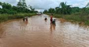Colapso vial en Faja Norte, Yapacaní: Camiones varados y pobladores incomunicados por inundaciones