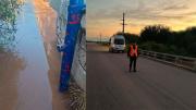 Alerta en la Ruta 92: operativo de control en el puente del río Salado por la crecida
