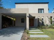 Ahora le adjudican una casa en un country a Manuel Adorni: hay expensas por $ 700 mil a nombre de su mujer