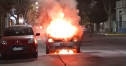 Un auto se incendió mientras circulaba y vecinos lograron apagarlo
