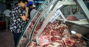 Con los precios por las nubes, el consumo de carne se desplomó y registró el nivel más bajo en 20 años