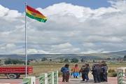 Puno: Izan bandera de Bolivia en territorio peruano –