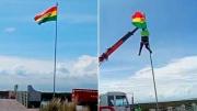 Bandera boliviana genera polémica en Perú y es retirada por policías
