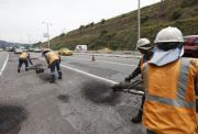 Bacheo, la única opción para ‘sanar’ la Ruta Viva en Quito