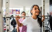 Cuánto tiempo se debe levantar pesas para aumentar la masa muscular después de los 50: esto dice la ciencia