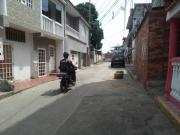 Motorizados hacen caballito en la Calle Orama