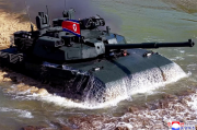 El dictador Kim Jong-un /La presentación de un nuevo tanque de combate