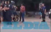 VIDEO. Escándalo durante un operativo en la zona oeste de La Plata