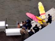 Lo arrestaron, huyó y saltó al río para escapar nadando: el video de la insólita persecución acuática