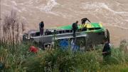 Al menos un muerto y 20 heridos tras caída de bus al río Mantaro en la región Junín