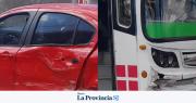 Aparatoso choque en Chimbas entre un colectivo y un auto