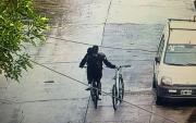 Robó una bicicleta y zapatillas, intentó otro golpe y terminó detenido en Ensenada