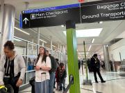 Donald Trump amenaza con desplegar a agentes de migración para controlar la seguridad en aeropuertos