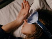 Se despertó durante la noche por un dolor punzante en su rostro y descubrió la inusual causa: Fue un completo accidente