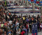 Gobierno estadounidense afirma estar listo para desplegar el ICE en los aeropuertos