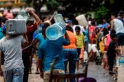 Vivir a medias: los venezolanos que persiguen el agua cada día, por Stalin González