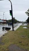 En medio de la lluvia, un grave siniestro dejó a un motociclista en estado crítico