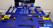 PDI incauta armas y drogas en cinco allanamientos simultáneos en Puente Alto