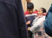 Mujer increpa a un hombre por presunta falta de pensión en inmediaciones de recinto electoral en Viacha