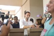 Juan Pablo Velasco es el primer candidato a la Gobernación en acudir a las urnas cruceñas
