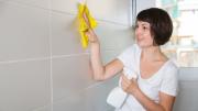 El mejor método para limpiar azulejos del baño y retirar los restos de jabón y shampoo pegados