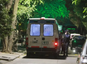 Pasó en rojo, chocó a un motociclista y se fugó: la víctima está grave