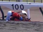 El conmovedor momento en un hipódromo entre un jinete y su caballo agotado