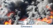 Impresionante incendio en el Parque Industrial de Chimbas: una nube negra cubrió la zona