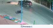 Una moto y un auto colisionaron frente al Parque Latinoamericano
