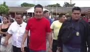 Edmand Lara recibe gritos en recinto electoral de Santa Cruz