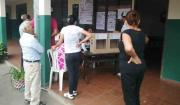Reclamos por ausencia de jurados electorales retrasan la votación en varias mesas del país