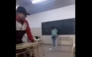 Un alumno arrojó un banco contra su profesora y el video se volvió viral