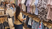 Las ventas de ropa cayeron un 8,4% y crece la acumulación de stock en las fábricas
