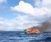 Susto en Bariloche: una lancha se prendió fuego en medio del lago Nahuel Huapi este domingo