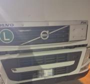 Manejaba borracho un camión y chocó a otro de atrás en una estación de servicios