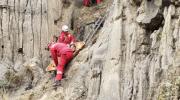 Bomberos rescatan a persona que cayó 10 metros en un cañadón en La Paz