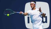 Tomás Etcheverry ganó y se metió en octavos de final en Miami
