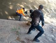 Rescatan a hombre arrastrado por el río Guaire en Caracas