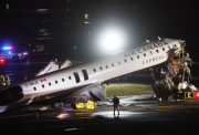 Avión choca con camión en el aeropuerto LaGuardia en New York: más de 40 heridos