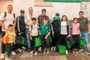 Cinco familias bolivianas viajaron a México para alentar a la Verde con apoyo de Entel