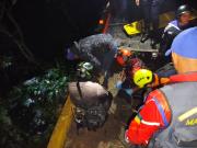 ‎Vehículo cayó por un barranco en la carretera a Ocumare de la Costa