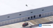 Mueren dos personas al estrellarse un helicóptero contra el techo de un almacén en Florida, EEUU