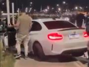 Un auto BMW derrapó en una picada ilegal, atropelló a un joven y casi causó una tragedia frente a Tecnópolis