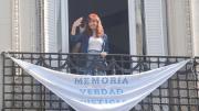 Cristina Fernández de Kirchner colocó una bandera con la consigna “Memoria, Verdad y Justicia” en su balcón por el 50° aniversario del golpe